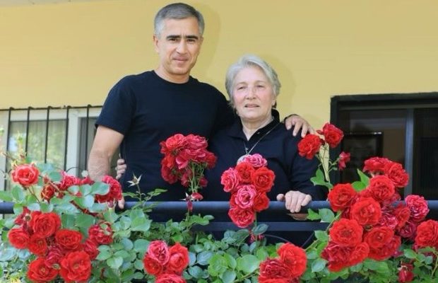 image-1783263252_-azerbaycanin-milli-qehremani-sehid-cavansir-rehimovun-anasi-lale-xanima-gosterdiyi-qonaqperve